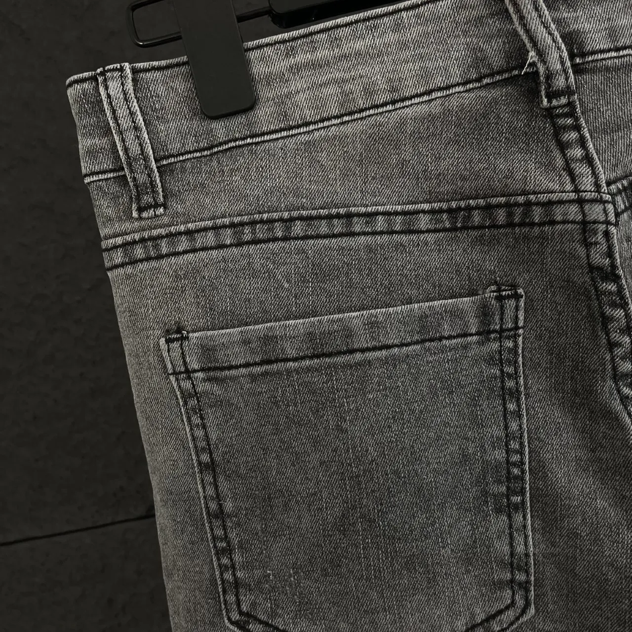 🅿️250 Crow Heart Original Pants Style No.: X037 🔥New! Chrome Hearts foreign trade order high street slim jeans, the must-have pants for fashionistas are here!  This pair of pants can be said to be both good-looking and high-quality in the Croxin series. The heavy-duty washing process is used to give the fabric a unique texture. The upper body is straight and stylish, showing high-end taste. The three-dimensional cutting fits the curves of the human body, perfectly outlines the figure, is fashionable and slim-fitting.  Made of thick beaded canvas fabric, it is soft and skin-friendly after washing and has excellent breathability. The hardware is customized according to the original ZP version, and the unique small leather label on the back waist is unique in design, simple but with hidden details everywhere. Exquisite workmanship, neat and fine wiring, showing high-end quality, widening the gap with ordinary market versions.  Genderless design, both men and women can easily control it, and easily grasp the genderless trend.  ⚪Color: High-end gray, low-key yet individual 📏Size: 28-36 (corresponding to S-XXL)